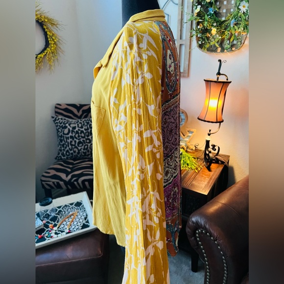 Button-Down Mixed Fabric Shirt - Picture 3 of 7